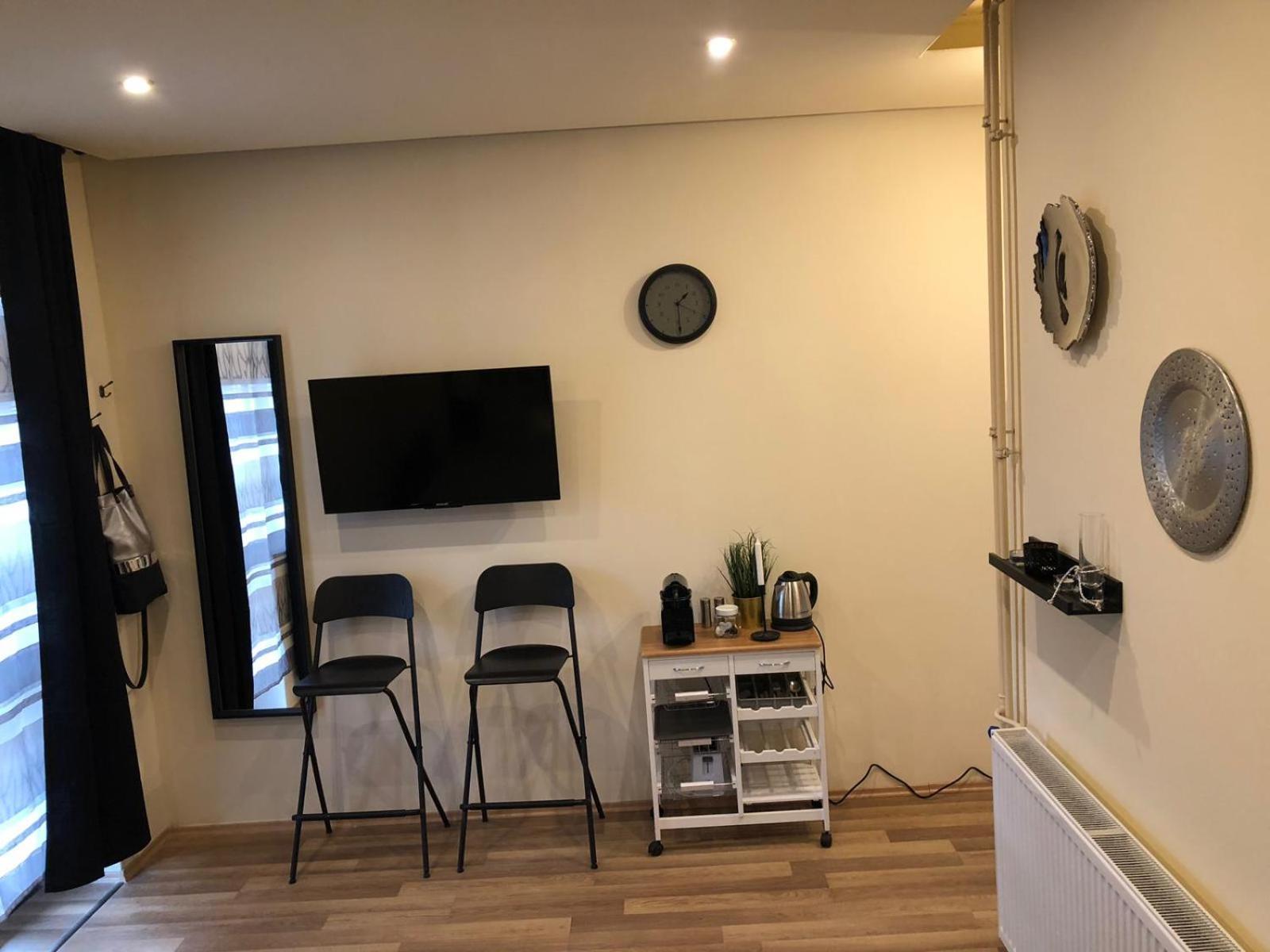 Apartment Black & White • Black Eger